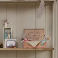 Maileg Knuffelmuis Vader En Moeder In Sigarendoosje Ruitjespyjama - 15 Cm -Gelukkige Speelgoedwinkel maileg knuffelmuis vader en moedermuis in sigarendoosje ruitjespyjama3