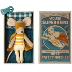 Maileg Knuffelmuis Kleine Broer In Luciferdoosje - Superheld - 10 Cm -Gelukkige Speelgoedwinkel maileg knuffelmuis grote broer superheld2