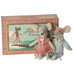 Maileg Knuffelmuis Vader En Moeder In Sigarendoosje Ruitjespyjama - 15 Cm -Gelukkige Speelgoedwinkel maileg knuffelmuis knuffelmuis vader en moedermuis in sigarendoosje ruitjespyjama1