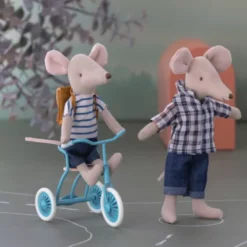 Maileg Knuffelmuis Vader Geruite Blouse - 15 Cm -Gelukkige Speelgoedwinkel maileg knuffelmuis vader geruite blouse 15 cm 1