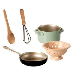 Maileg Poppenhuis Fornuis Met Kookgerei - 8 Cm -Gelukkige Speelgoedwinkel maileg poppenfornuis 1