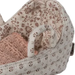 Maileg Poppenreiswieg Babymuis - 11 Cm -Gelukkige Speelgoedwinkel maileg poppenreiswieg babymuis 11 cm 3